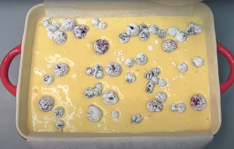 Нежный пирог с ягодами — проще не бывает! Готовится за 35 минут, а исчезает за секунды