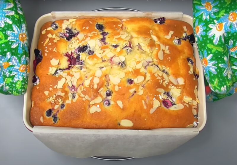 Нежный пирог с ягодами — проще не бывает! Готовится за 35 минут, а исчезает за секунды