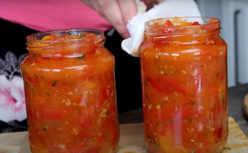 Аромат лета посреди зимы! Готовим "Охотничий" салат из перцев и помидоров: рецепт без консервантов