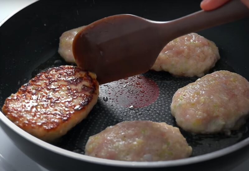 Котлеты из куриного фарша с кабачком и картошкой. Сочные и нежные — как в дорогом ресторане!
