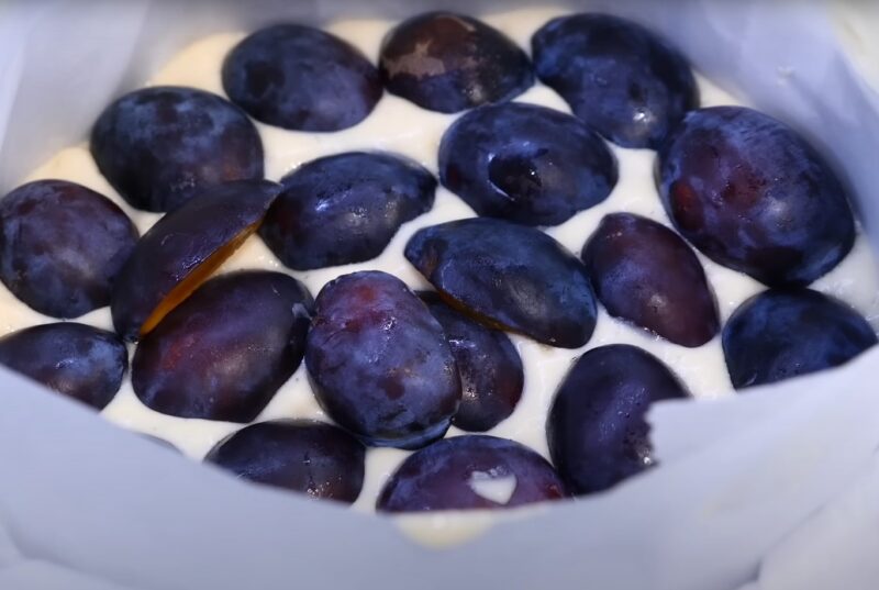 Пирог со сливой на кефире за 5 минут подготовки — лёгкий, влажный и невероятно ароматный!