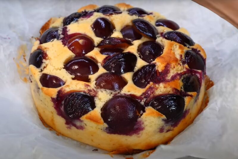 Пирог со сливой на кефире за 5 минут подготовки — лёгкий, влажный и невероятно ароматный!